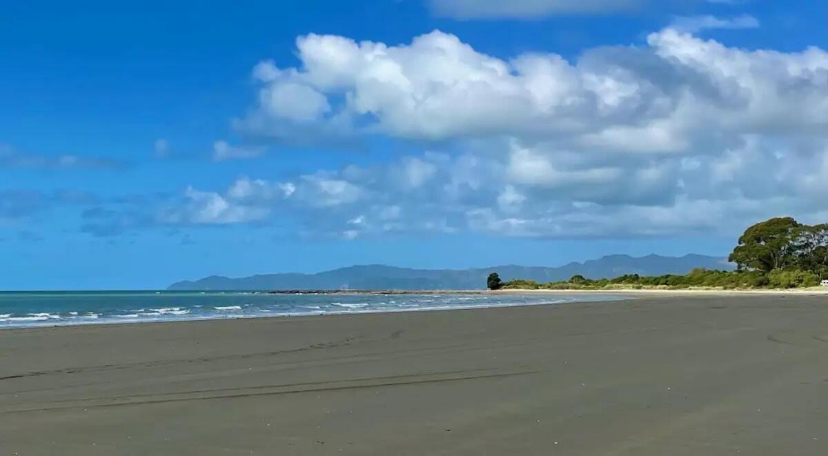 Вилла Coastal Charm In Patons Rock Rangihaeata Экстерьер фото